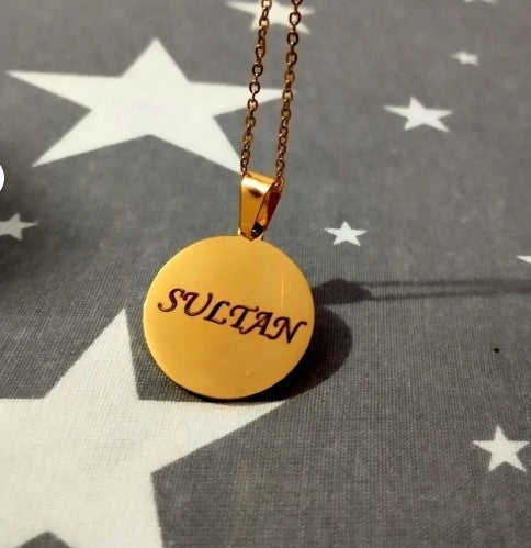 Kişiye Özel  İsimli Altın Rengi Yuvarlak Plaka Çelik Kolye